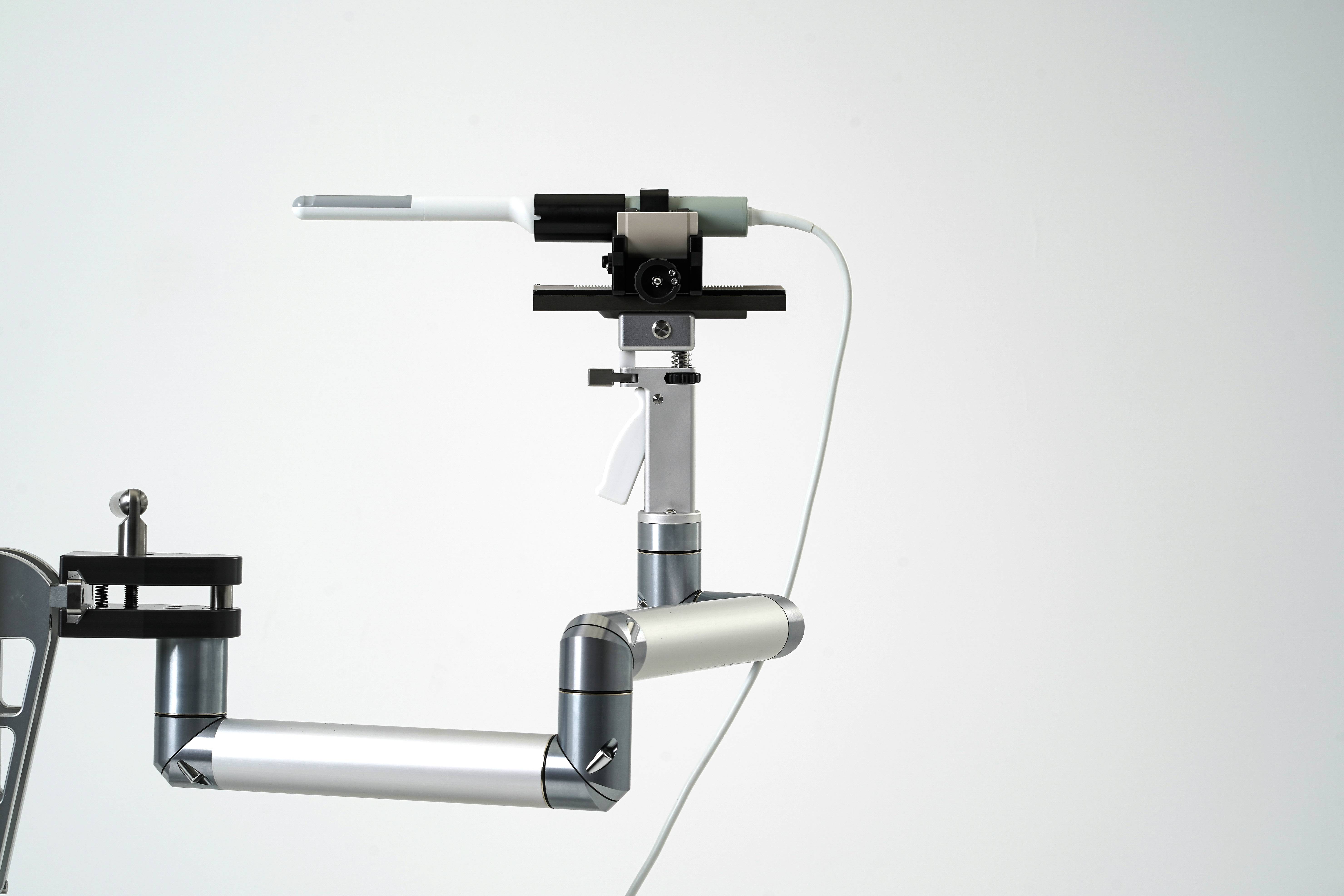 Zugangssystem SoLo B bestehend aus dem Gelenkarm SolidLock HS sowie StepperB. Eine BK Medical Ultraschallsonde ist zu Dekorationszwecken eingespannt. Der Bildfokus liegt auf der Ultraschalsonde.