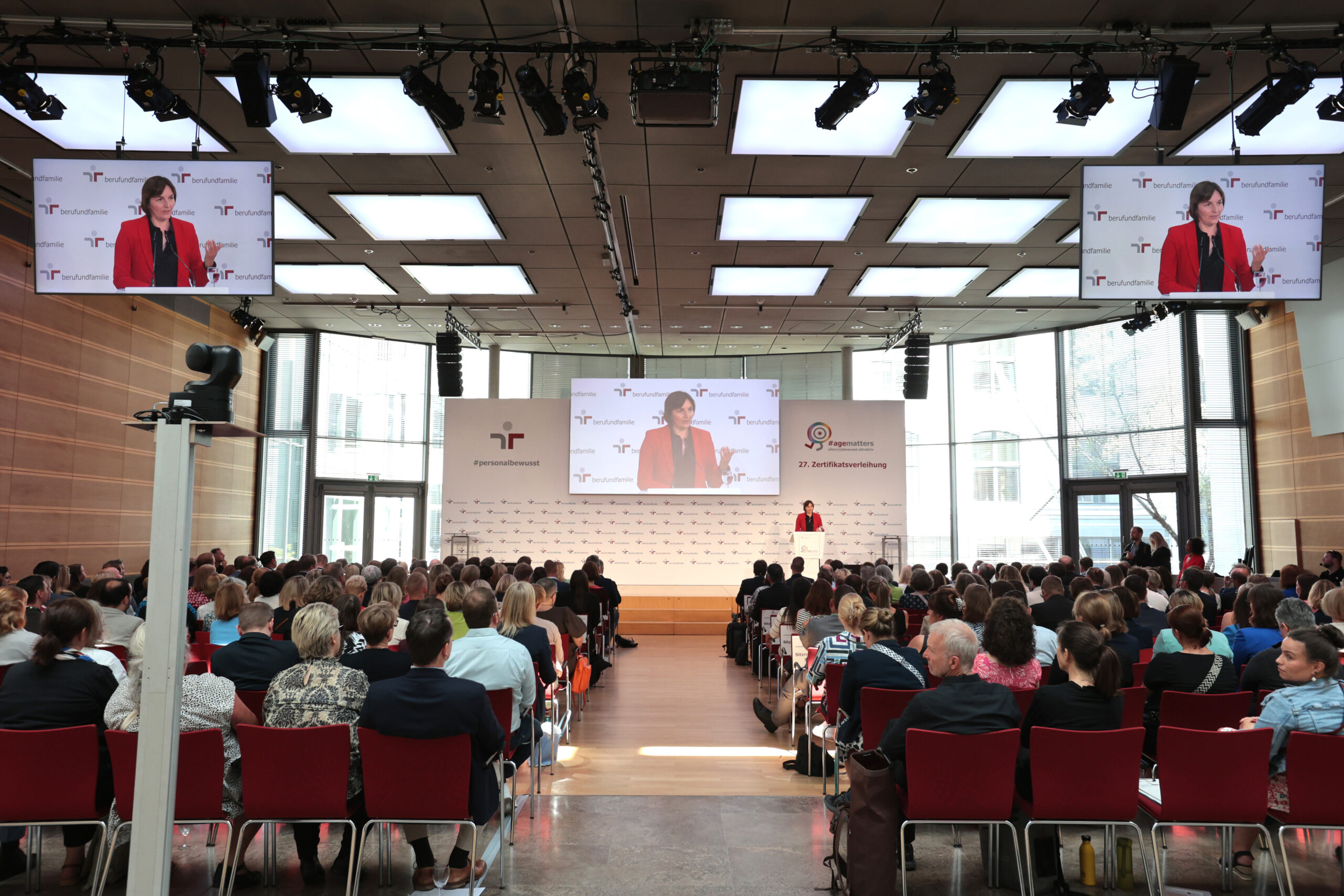 Publikum der Zertifikatsverleihung audit berufundfamilie lauscht der Laudatio der Parlamentarischen Staatssekretärin Mareike Wulf.